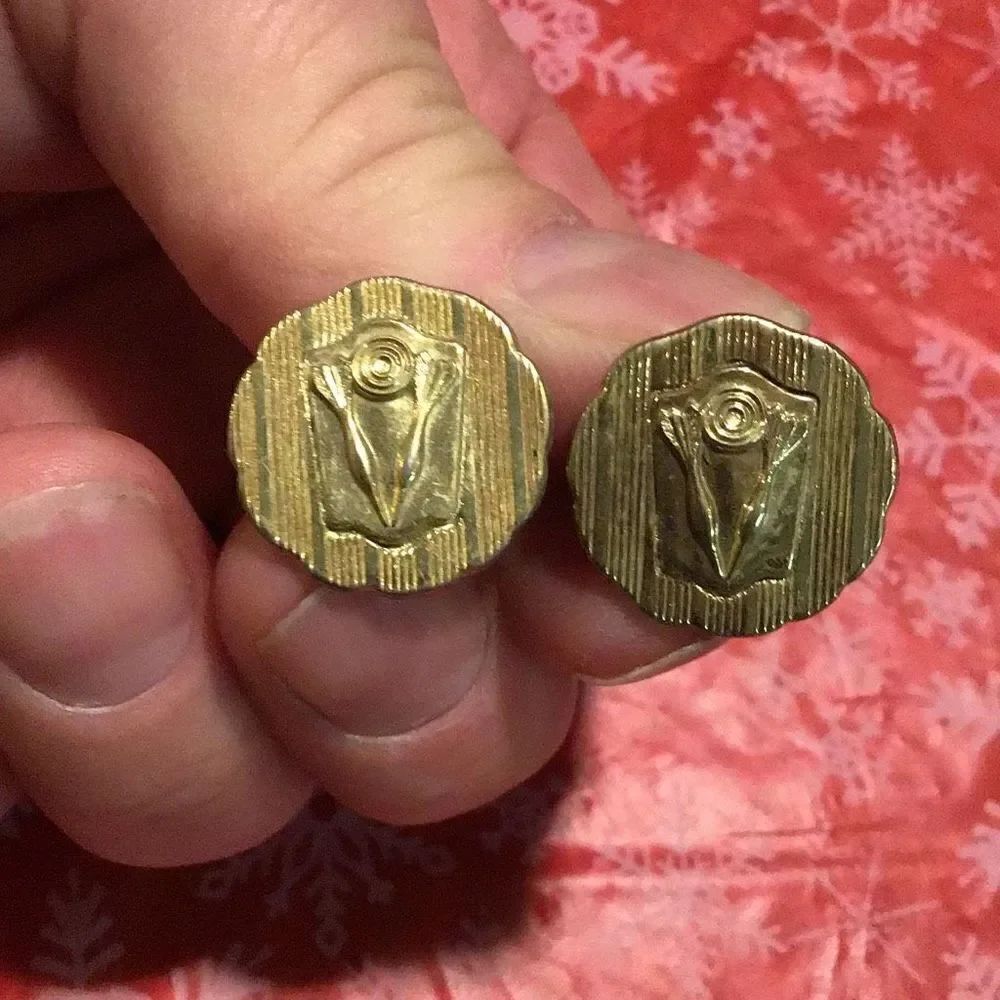 Cuff links gold tone for the darts chucker 